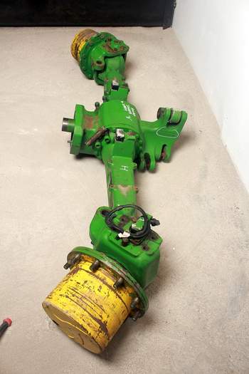 salg af John Deere 6155R  Disassembled front axle