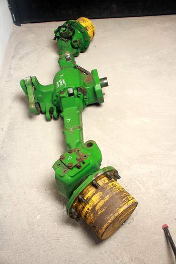 salg af John Deere 6155R  Disassembled front axle