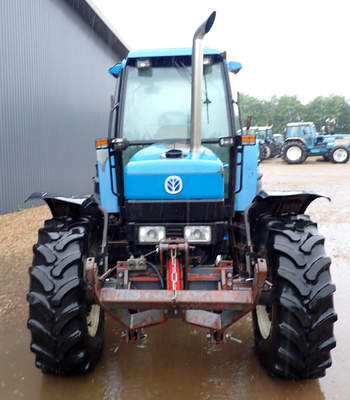 salg af New Holland 7840 traktor