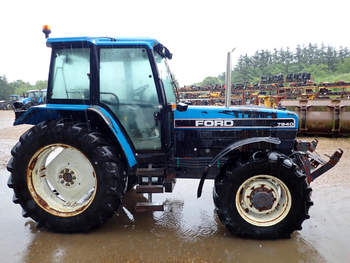 salg af New Holland 7840 traktor