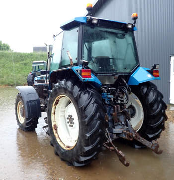 salg af New Holland 7840 traktor