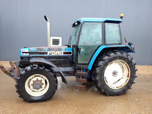 salg af New Holland 7840 traktor