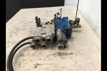 salg af New Holland 7840  Remote control valve