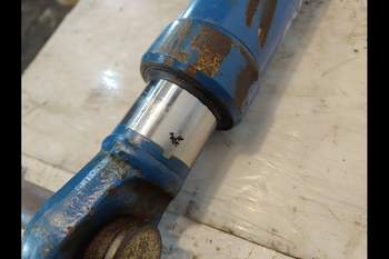 salg af New Holland 7840 LEFT Lift Cylinder