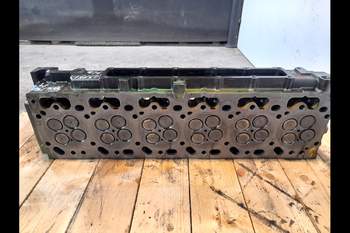 salg af John Deere 6150M  Cylinder Head