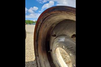 salg af New Holland T8040 LEFT Rear Rim