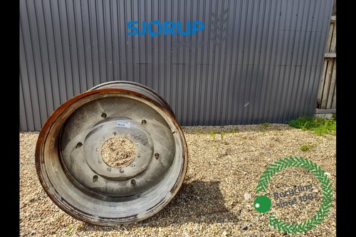 salg af New Holland T8040 LEFT Rear Rim