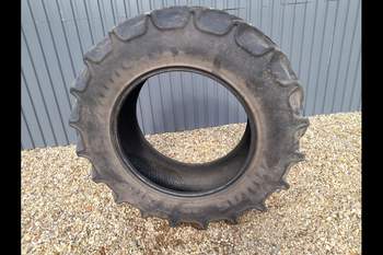 salg af Case Farmall 115A RIGHT Tire