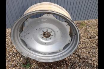 salg af Case Farmall 115A RIGHT Rear Rim