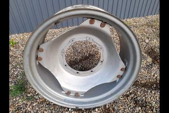 salg af Case Farmall 115A RIGHT Front Rim