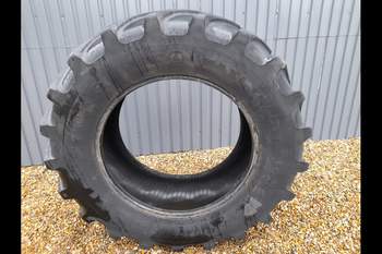 salg af Case Farmall 115c RIGHT Tire