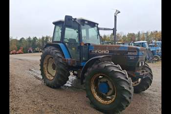 salg af New Holland 8240 traktor