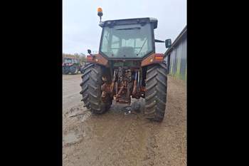 salg af New Holland 8240 traktor