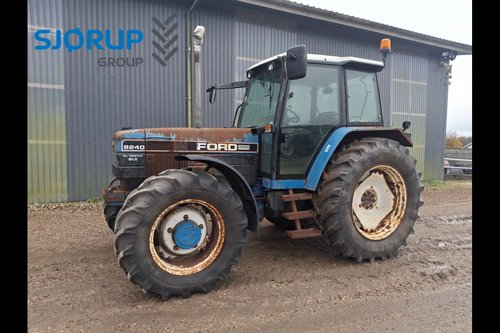 salg af New Holland 8240 traktor